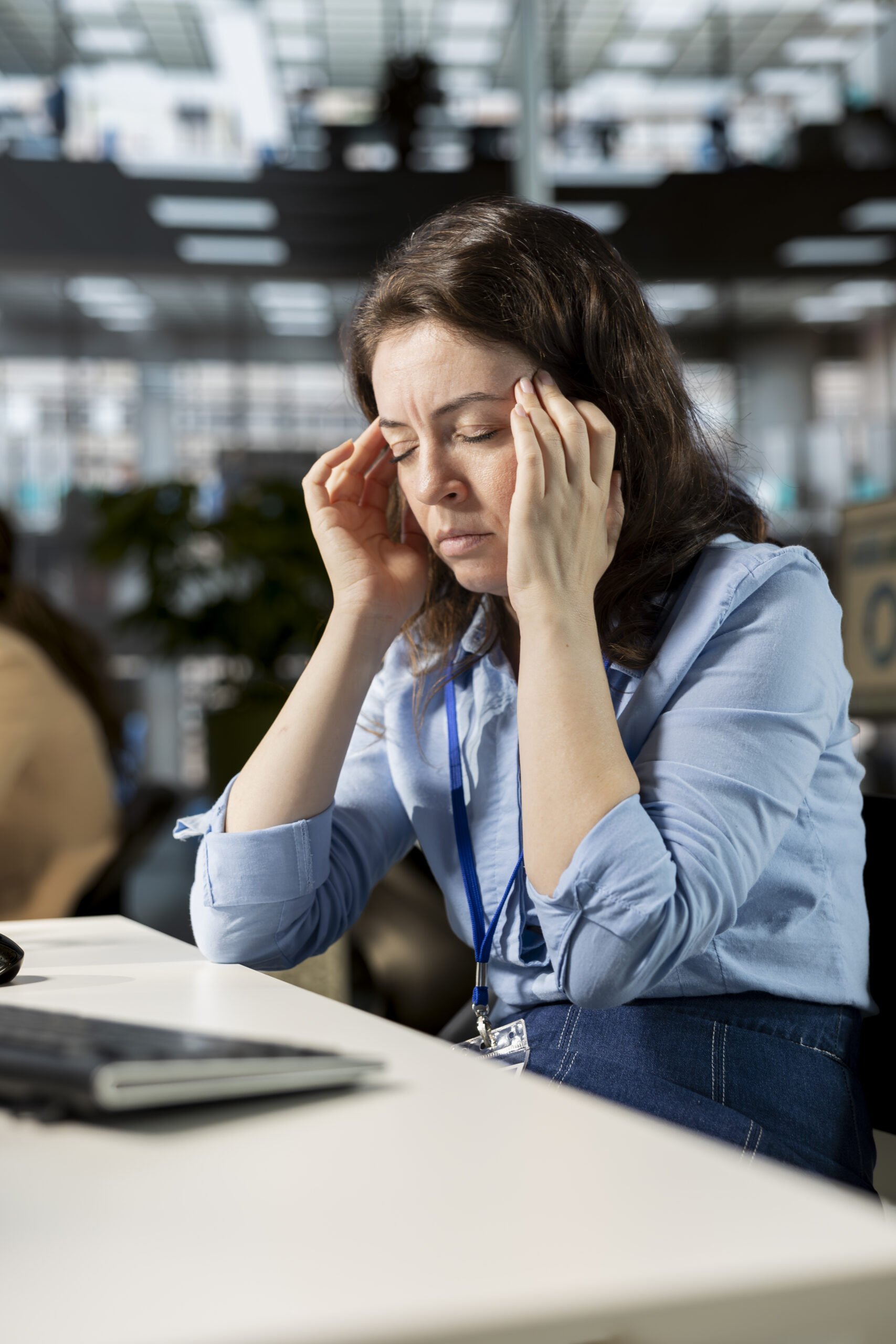 Mujer estresada y con ansiedad. Psicología